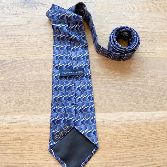 DOCKERS Men's Vintage Blue/Silver Wave DuPont Teflon Treated Silk Necktie sz OS - Picture 2 of 7